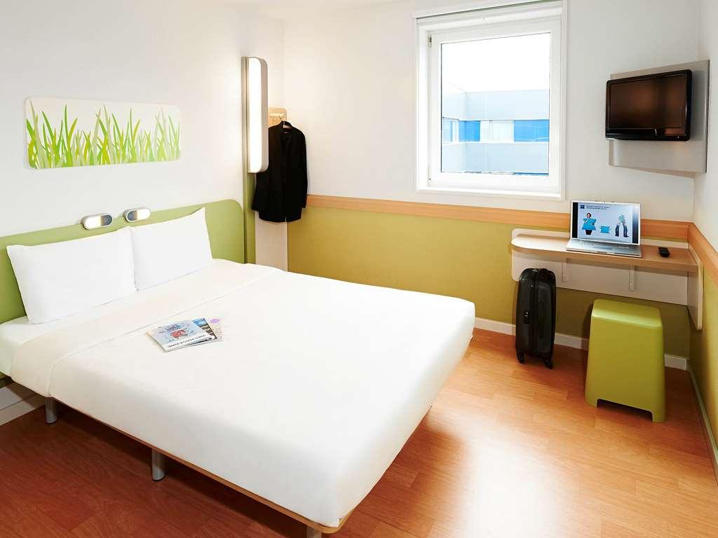 Ibis Budget Versailles Coignieres Room photo