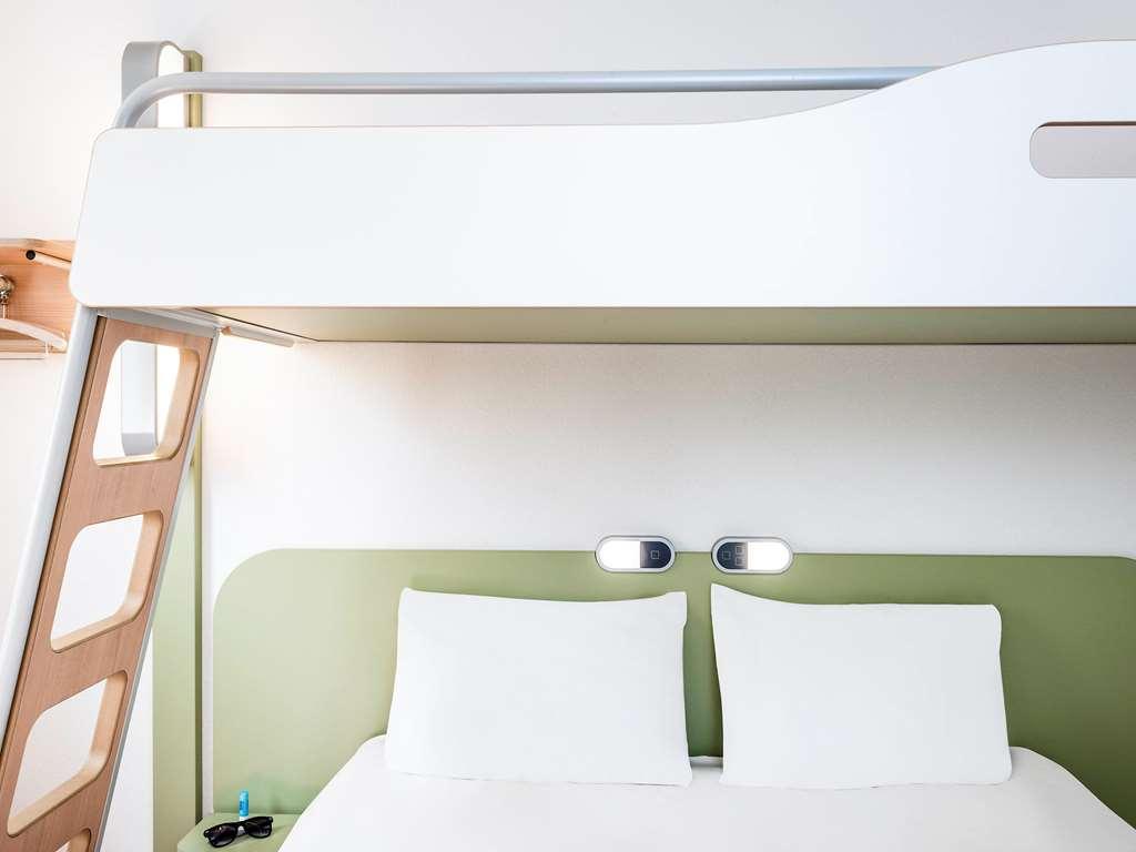 Ibis Budget Versailles Coignieres Room photo