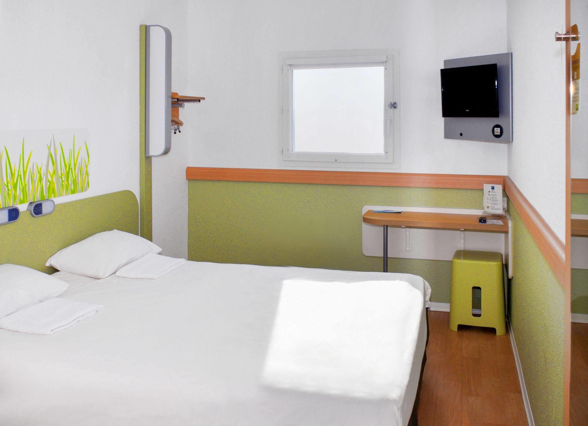Ibis Budget Versailles Coignieres Exterior photo