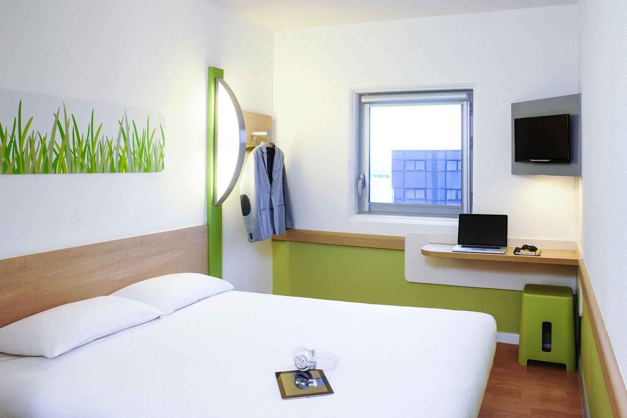 Ibis Budget Versailles Coignieres Exterior photo