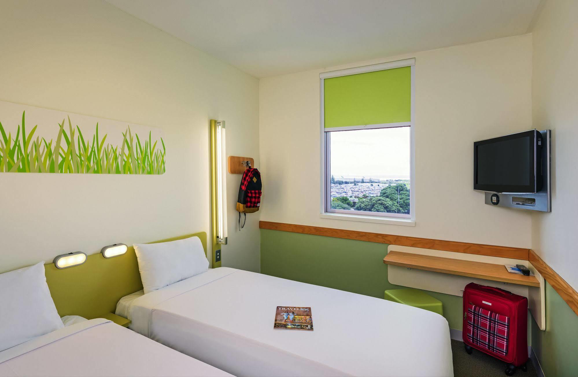 Ibis Budget Versailles Coignieres Exterior photo
