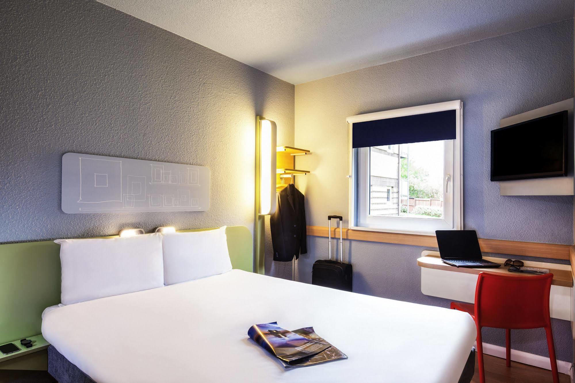 Ibis Budget Versailles Coignieres Exterior photo