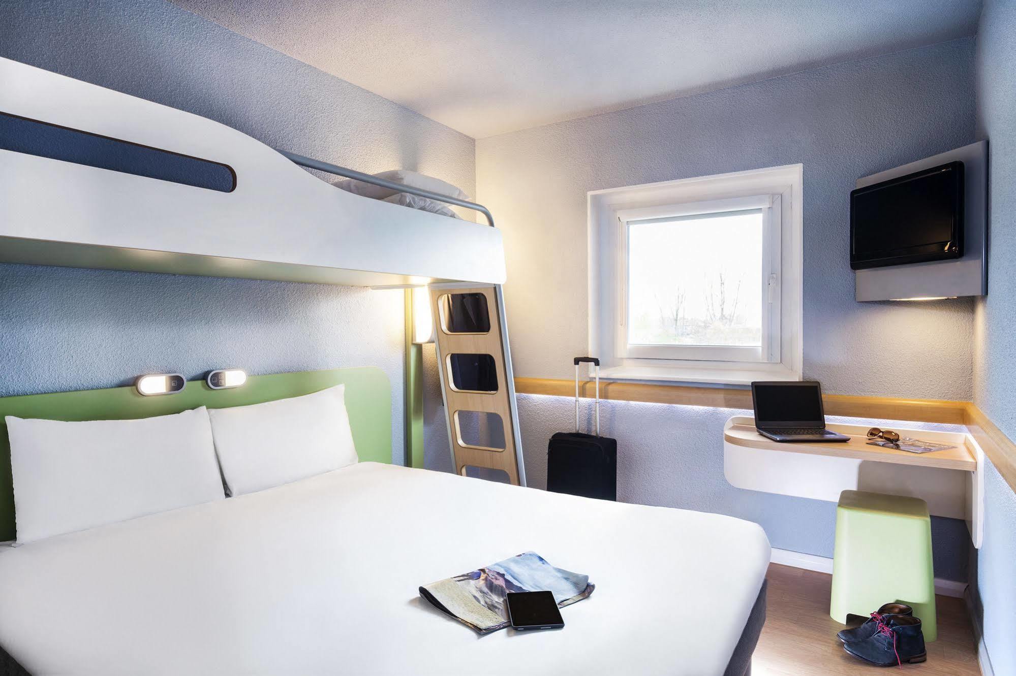 Ibis Budget Versailles Coignieres Exterior photo
